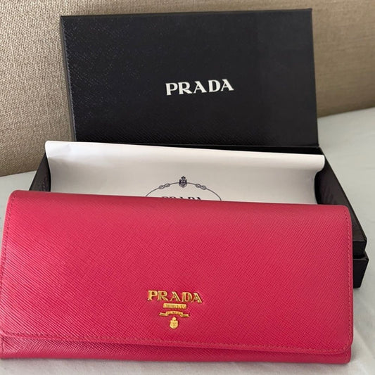 Prada Wallet Preloved -Excellent Condition